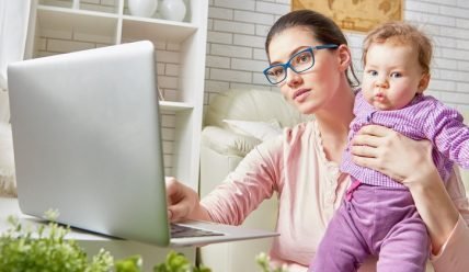 Чем заняться в декрете чтобы заработать денег: идеи на любой вкус